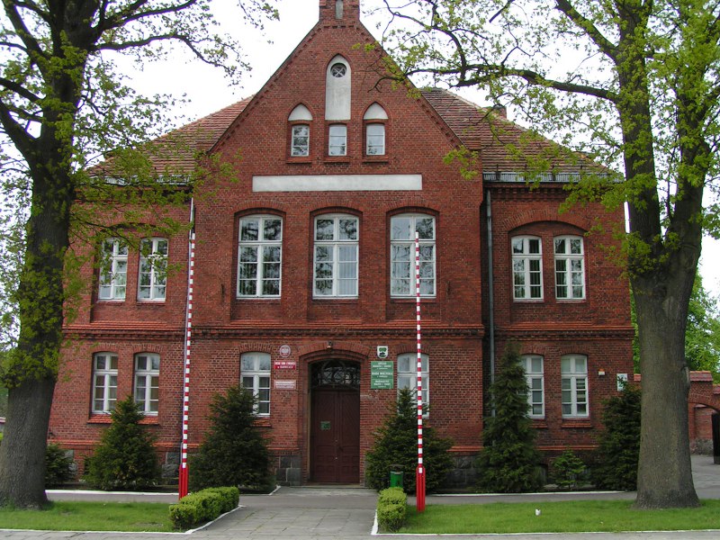 Zdjęcie przedstawia budynek Urzędu Miejskiego w barwicach.