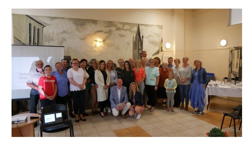 Grupowe zdjęcie laureatów konkursu Najładniejsza Posesja 2020 z Burmistrzem Barwic