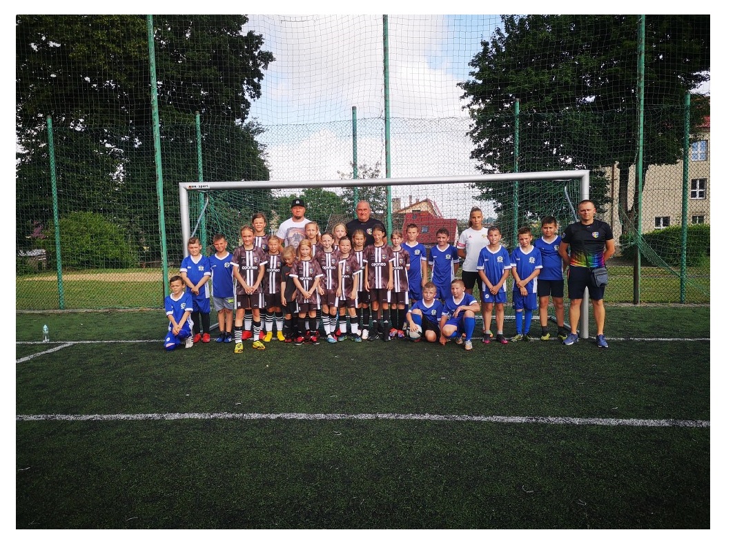 Dziecięce drużyny piłkarskie dziewczęta i chłopcy wraz z trenerami
