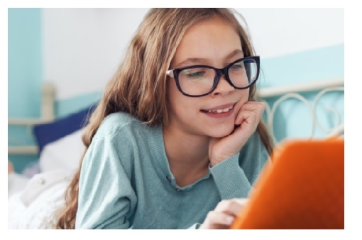 Dziewczynka w okularach przy laptopie