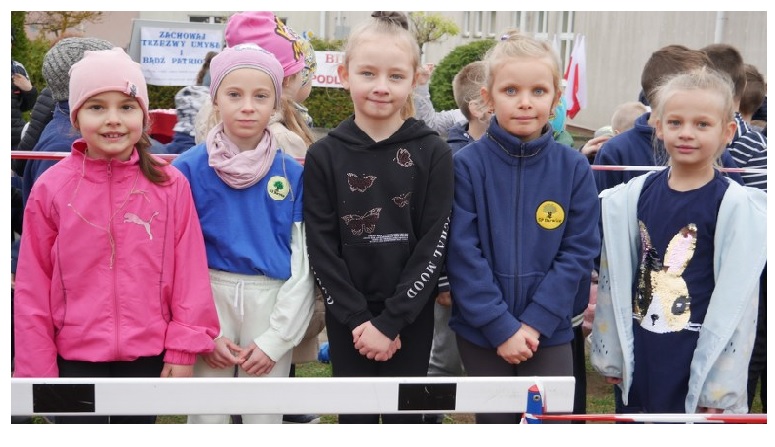 Pięć dziewczynek uczestniczek XVIII Biegów Miasta i Gminy Barwice w okazji Święta Niepodległości Polski