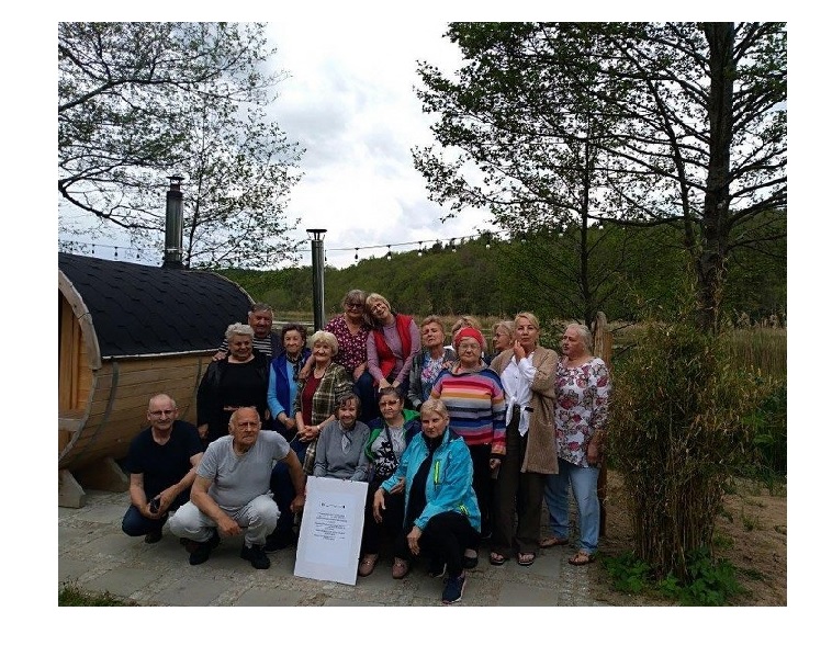 na zdjęciu uczestnicy Klubu Seniora w Barwicach wraz z terapeutkami
