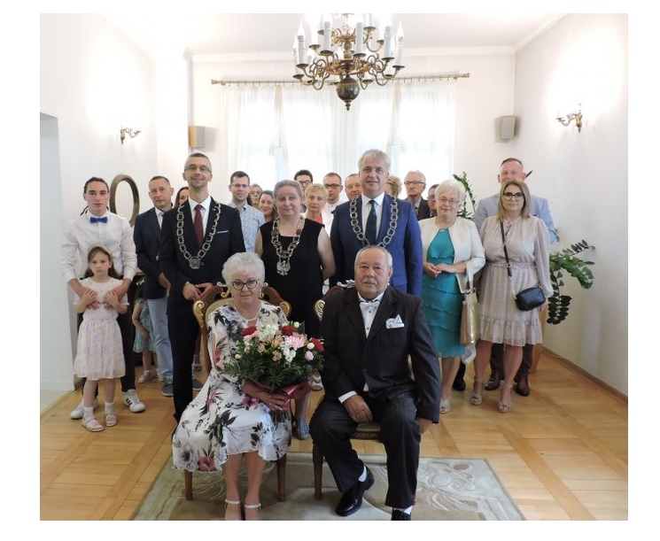 na zdjęciu Jubilaci Państwo Noga wraz z rodziną i przedstawicielami barwickiego samorządu