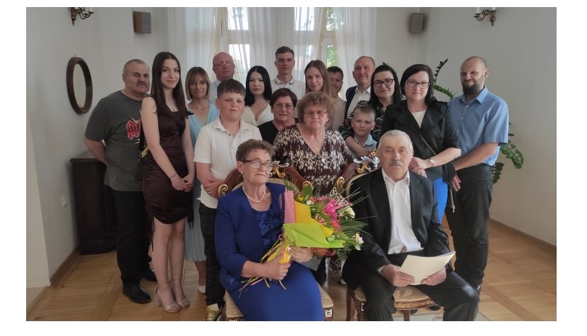 na zdjęciu Jubilaci Państwo Sinkiewicz wraz z przybyłymi na uroczystość gośćmi