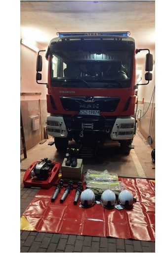 na zdjęciu wóz strażacki i zakupiony sprzęt przez OSP Stary Chwalim w ramach dofinansowania z WFOŚIGW