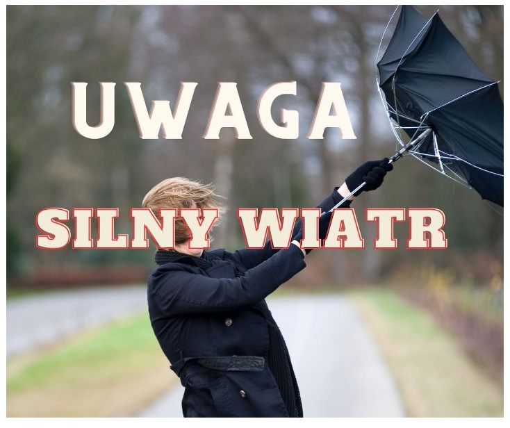 na zdjęciu kobieta z wygiętym od wiatru parasolem