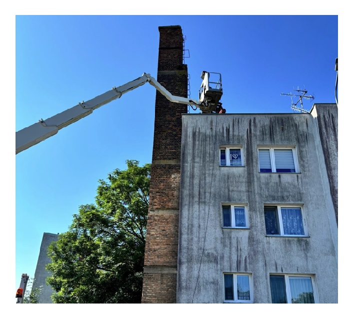 Rozbiórka komina przy budynku na ul. Łąkowej