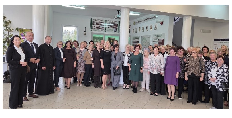 80-lecie oświaty w Gminie Barwice - zdjęcie grupowe uczestników wydarzenia