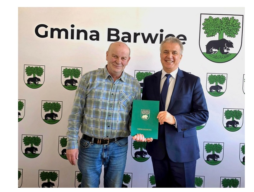 Na zdjęciu Burmistrz Barwic i przedstawiciel Wykonawcy modernizacji Placu Adam aMickiewicza