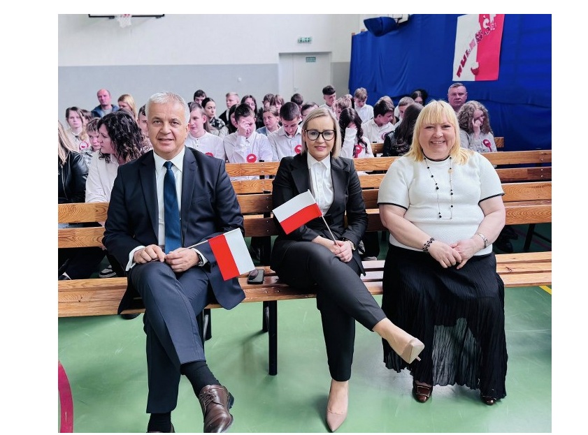 Burmistrz Barwic Robert Zborowski, z-ca burmistrza Kamila Gwiazda, Dyrektor SP w St. Chwalimiu Jolanta Szadkowska