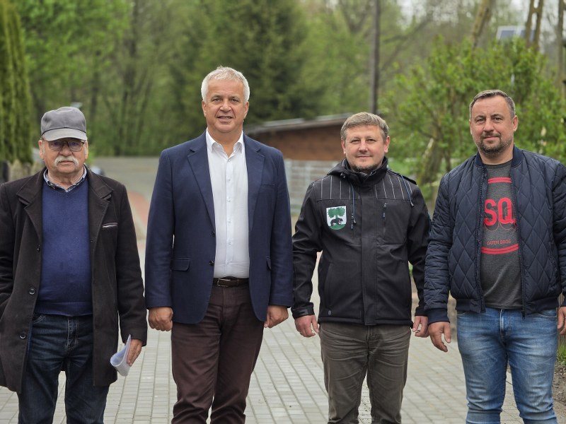 Na zdjęciu Burmistrz Barwic Robert Zborowski, Piotr Kikun, Robert Małyszek oraz przedstawiciel nadzoru budowlanego.