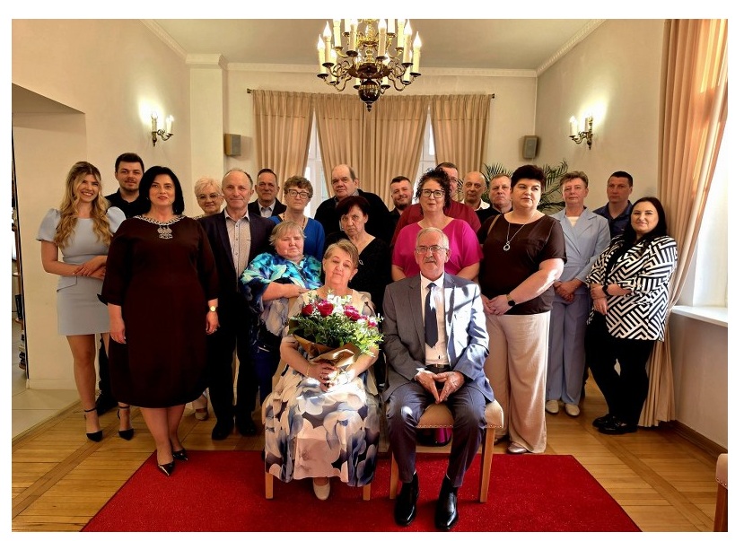 Na zdjęciu Jublilaci i goście Państwa Kacperskich podczas Jubileuszu 50-lecia pożycia małżeńskiego w Urzędzie Stanu Cywilnego w Barwicach