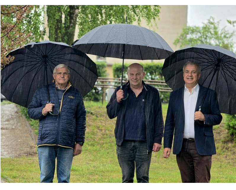 Na zdjęciu Burmistrz Barwic oraz przedstawiciel nadzoru budowlanego i wykonawcy modernizacji Placu Mickiewicza w Barwicach