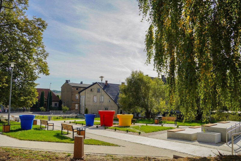 Plac Mickiewicza w Barwicach nabiera kolorów