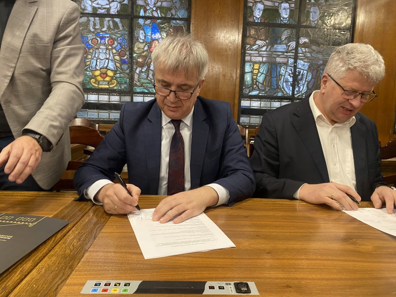 Zastępca Burmistrza Robert Zborowski podpisuje umowę w ramach partnerstwa ZIT