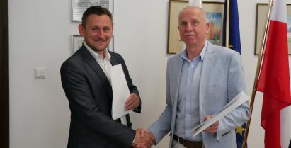 Podpisanie umowy miedzy Gminą Barwice a Urzędem Marszałkowskim
