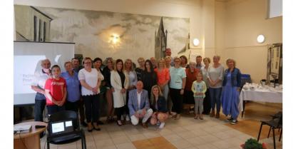 Grupowe zdjęcie laureatów konkursu Najładniejsza Posesja 2020 z Burmistrzem Barwic