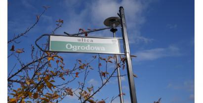 Znak kierunkowy z nazwą ulica Ogrodowa