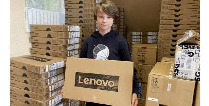 Wsparcie dzieci z rodzin pegeerowskich w rozwoju cyfrowym – Granty PPGR - chłopiec trzymający komputer 