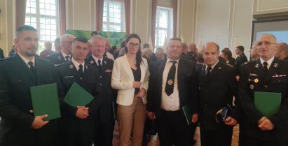 na zdjęciu wiceminister Klimatu i Srodowiska Małgorzata Golińska i przedstawiciele straży pożarnych