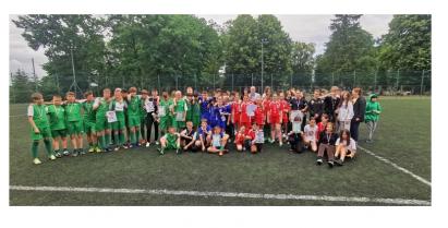 Zawodnicy Turnieju Piłki Nożnej Dziewcząt i Chłopców o Puchar Burmistrza Barwic.