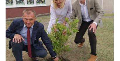 Na zdjęciu Dyrektor Szkoły Małgorzata Krawczyk - Figlarz, Burmistrz Barwic Mariusz KIeling i Zachodniopomorski Wicekurator Oświaty Bogusław Ogorzałek