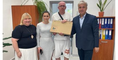zdjęcie z przekazania laptopów dla czwartoklasistów z SP Stary Chwalim