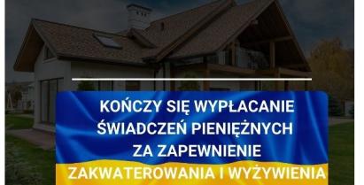 na zdjęciu dom jednorodzinny, na środku flaga Ukrainy z informacją o końcu wypłacania świadczeń 