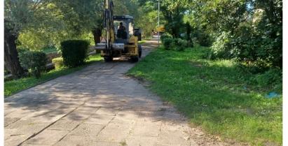 na zdjęciu chodnik przy promenadzie nad rz. Gęsią w trakcie remontu