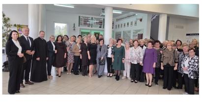 80-lecie oświaty w Gminie Barwice - zdjęcie grupowe uczestników wydarzenia