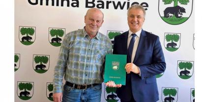 Na zdjęciu Burmistrz Barwic i przedstawiciel Wykonawcy modernizacji Placu Adam aMickiewicza