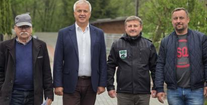 Na zdjęciu Burmistrz Barwic Robert Zborowski, Piotr Kikun, Robert Małyszek oraz przedstawiciel nadzoru budowlanego.