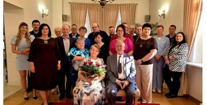 Na zdjęciu Jublilaci i goście Państwa Kacperskich podczas Jubileuszu 50-lecia pożycia małżeńskiego w Urzędzie Stanu Cywilnego w Barwicach