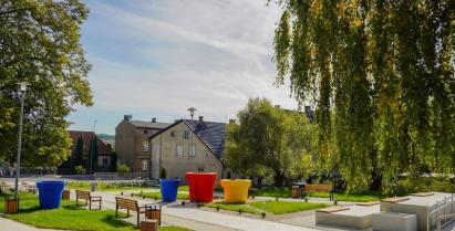 Plac Mickiewicza w Barwicach nabiera kolorów