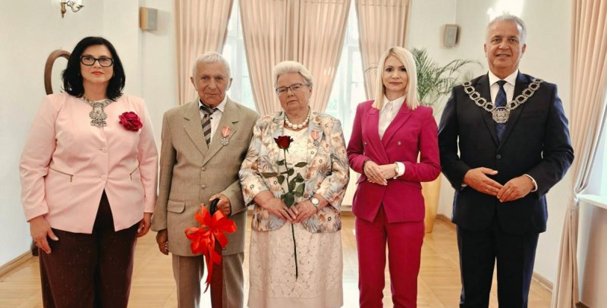 Uroczystość wręczenia medali za długoletnie pożycie małżeńskie Państwu Jadwidze i Tadeuszowi Błaszko