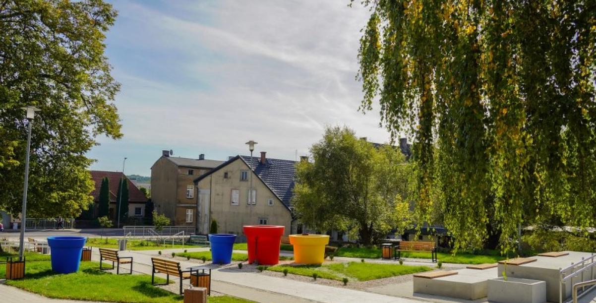 Plac Mickiewicza w Barwicach nabiera kolorów