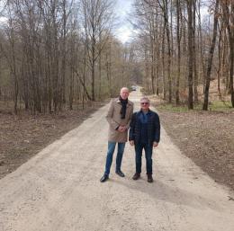 Burmistrz Barwic Mariusz Kieling oraz Paweł Pabin w trakcie odbioru inwestycji