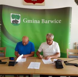 na zdjęciu Z-ca Burmistrza Barwic i Andrzej Werner podpisują umowę