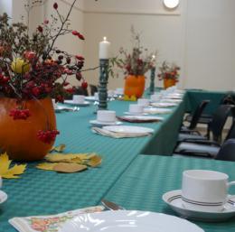 Otwarcie Klubu Seniora w Barwicach - zdjęcie nakrycia stołu 