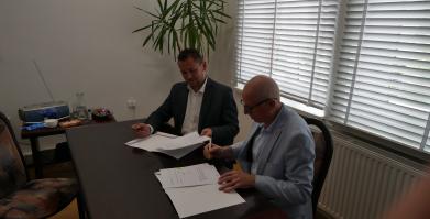 Podpisanie umowy przez Burmistrza Bariwic Mariusz Kielinga 