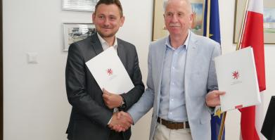 Podpisanie umowy przez Burmistrza Bariwic Mariusz Kielinga 