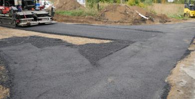 Przebudowa zjazdu do Silikatów - wylana nawierzchnia asfaltowa
