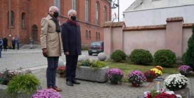 Burmistrz Barwic Mariusz Kieling oraz Z-ca Robert Zborowski składają kwiaty pod pomnikiem 