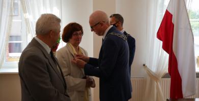 Jubileusz 50-lecia małżeństwa - burmistrz wpina medal