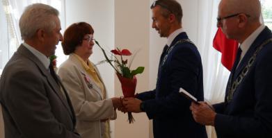 Jubileusz 50-lecia małżeństwa - przewodniczący wręcza kwiaty