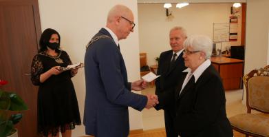 Jubileusz 50-lecia małżeństwa - burmistrz ściska dłoń jubilatki