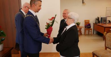 Jubileusz 50-lecia małżeństwa - przewodniczący wręcza kwiaty