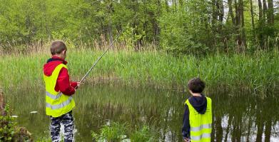 2 chłopców łowiących ryby z kładki