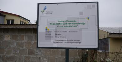 Tablica informująca o dofinansowaniu z Urzędu Marszałkowskiego 