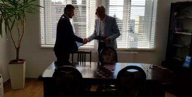 Burmistrz podaje dłoń Marszałkowi